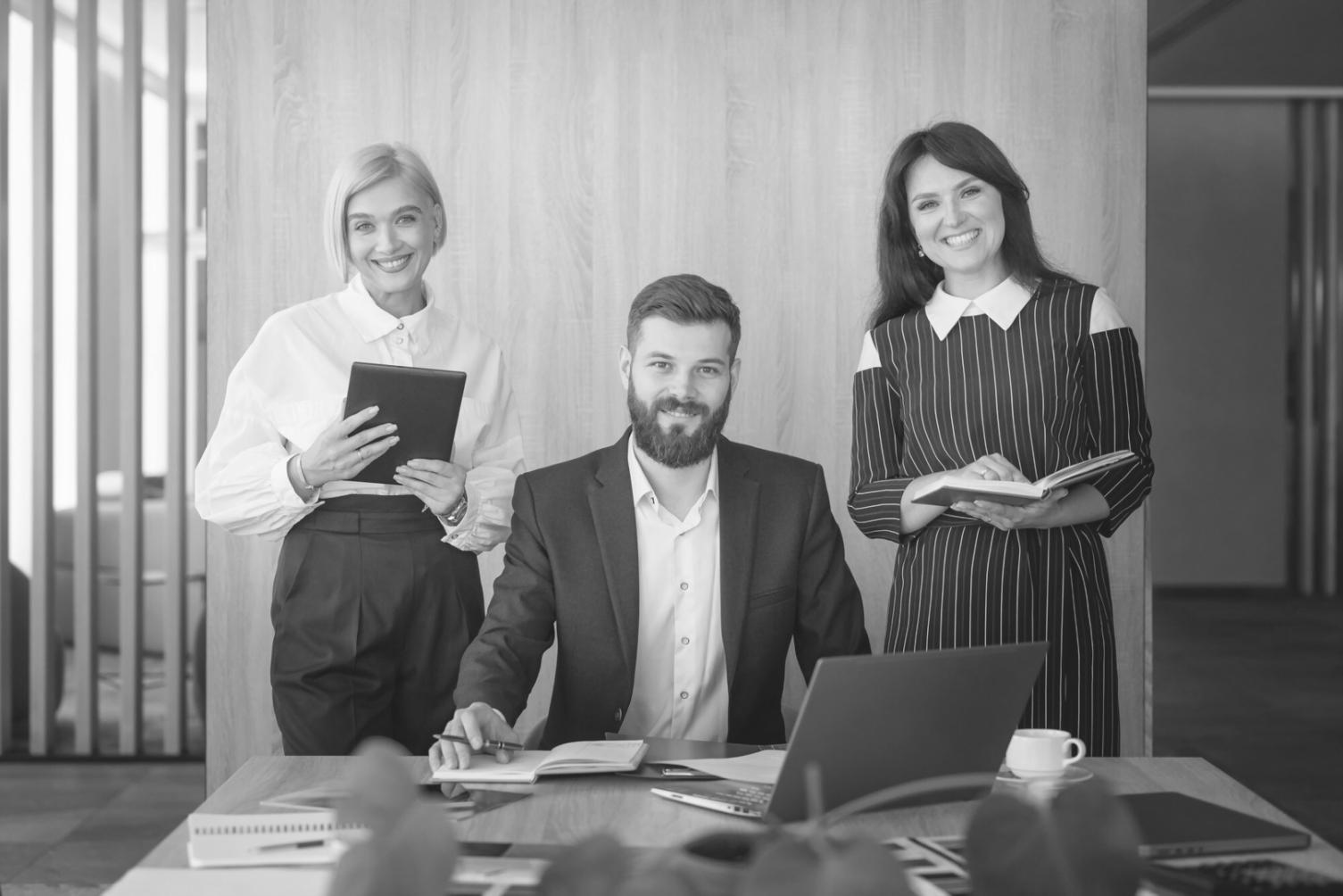 Profesionales analizando datos financieros